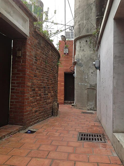 Nine Turns Lane (九曲巷)