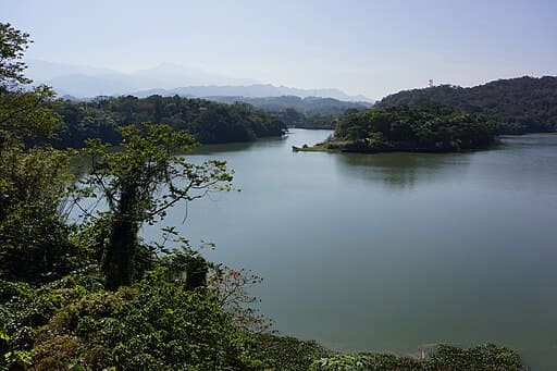 Emei Lake (峨眉湖)