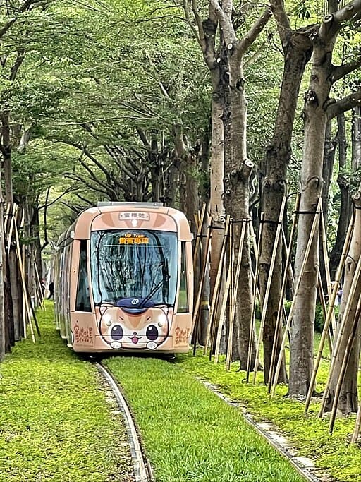 LRT Totoro Tunnel (輕軌龍貓隧道)