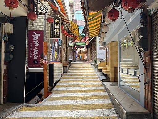 Jiufen Old Street (九份老街)