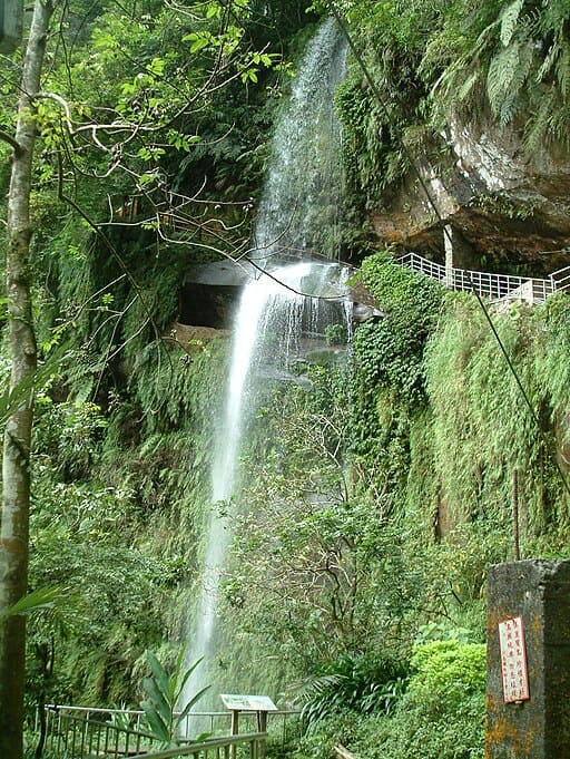Yinhe Cave Waterfall (銀河洞瀑布)